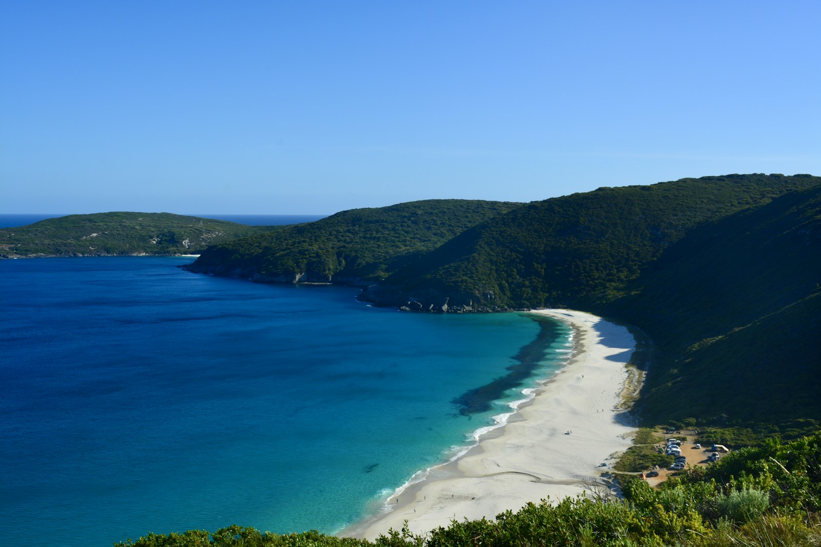 奥尔巴尼附近岩石海岸与蓝色海湾